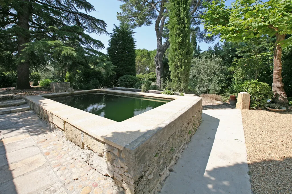 A vendre, château avec dépendances entre Uzès et Avignon   