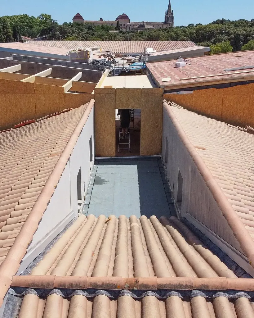 Travaux de réhabilitation d'une école à Castries dans l'Hérault avec poise de dalles sur plots sur les terrasses