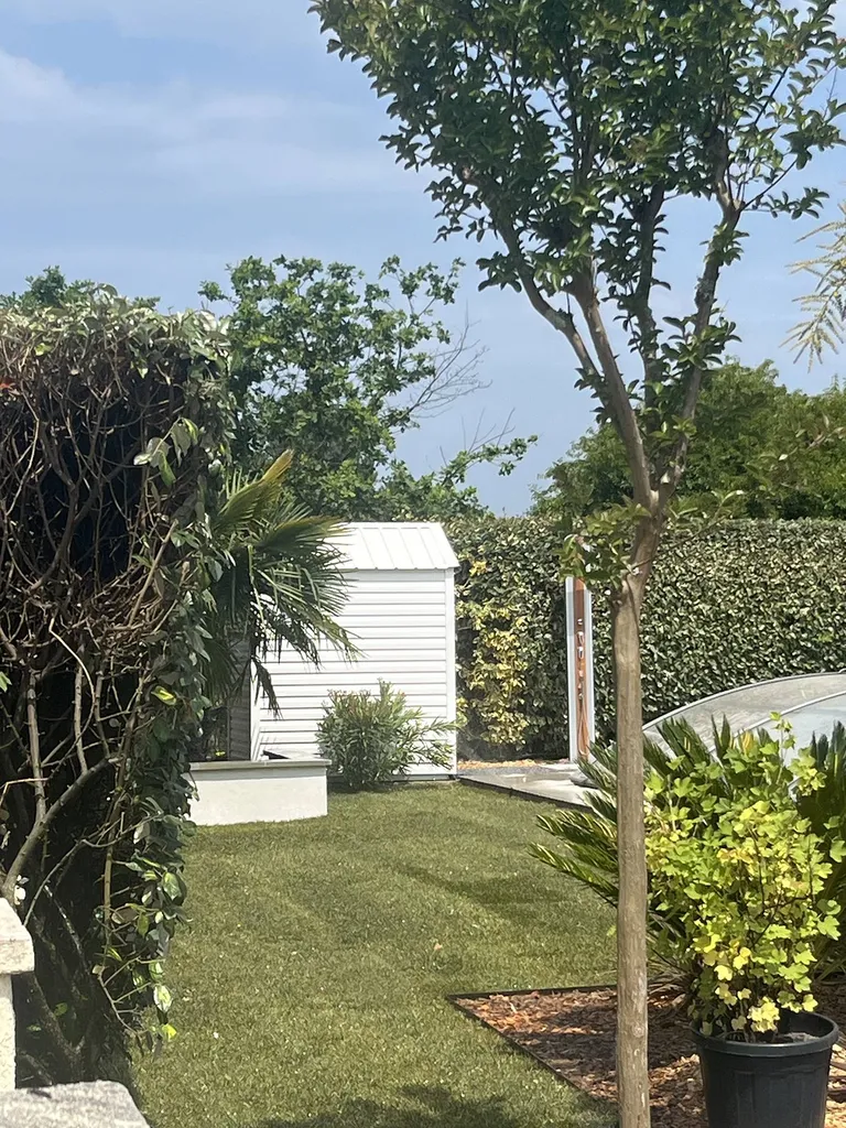 Transformation de la pelouse d’un jardin en un espace esthétique et fonctionnel près de Bias : gazon, massifs, et paillage