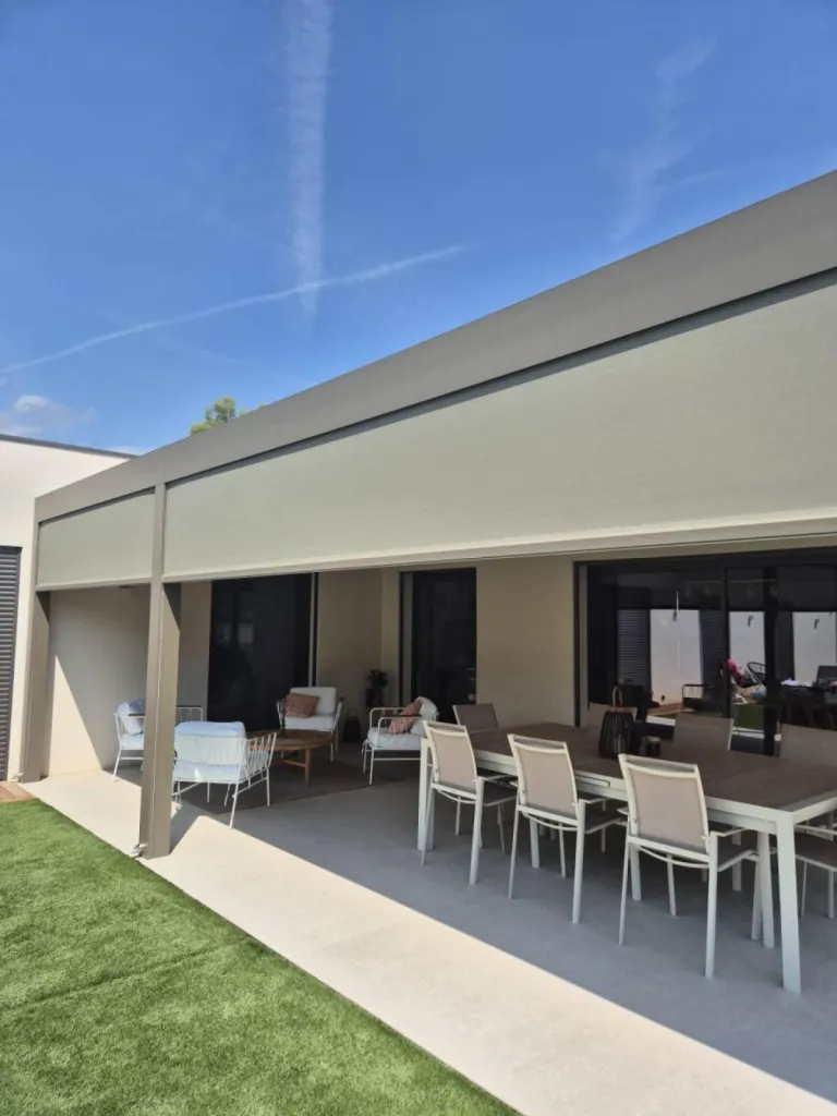 Pergola Camargue avec store latéral Fixscreen intégré près d’Aix-en-Provence