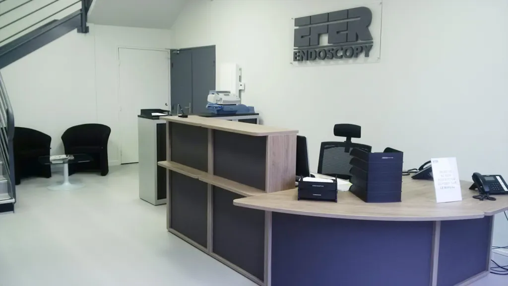 Modernisation de l’espace d’accueil d’EFER Endoscopy à La Ciotat avec banque Élégance, chauffeuses Bridge et armoire de discrétion