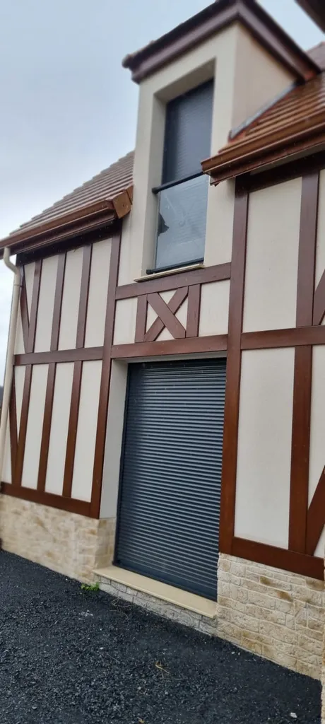 Peinture intérieure  blanche veloutée, quelques couleurs. Lasure extérieure sur colombages, dessous de toit entre Lieurey et Pont Audemer.
