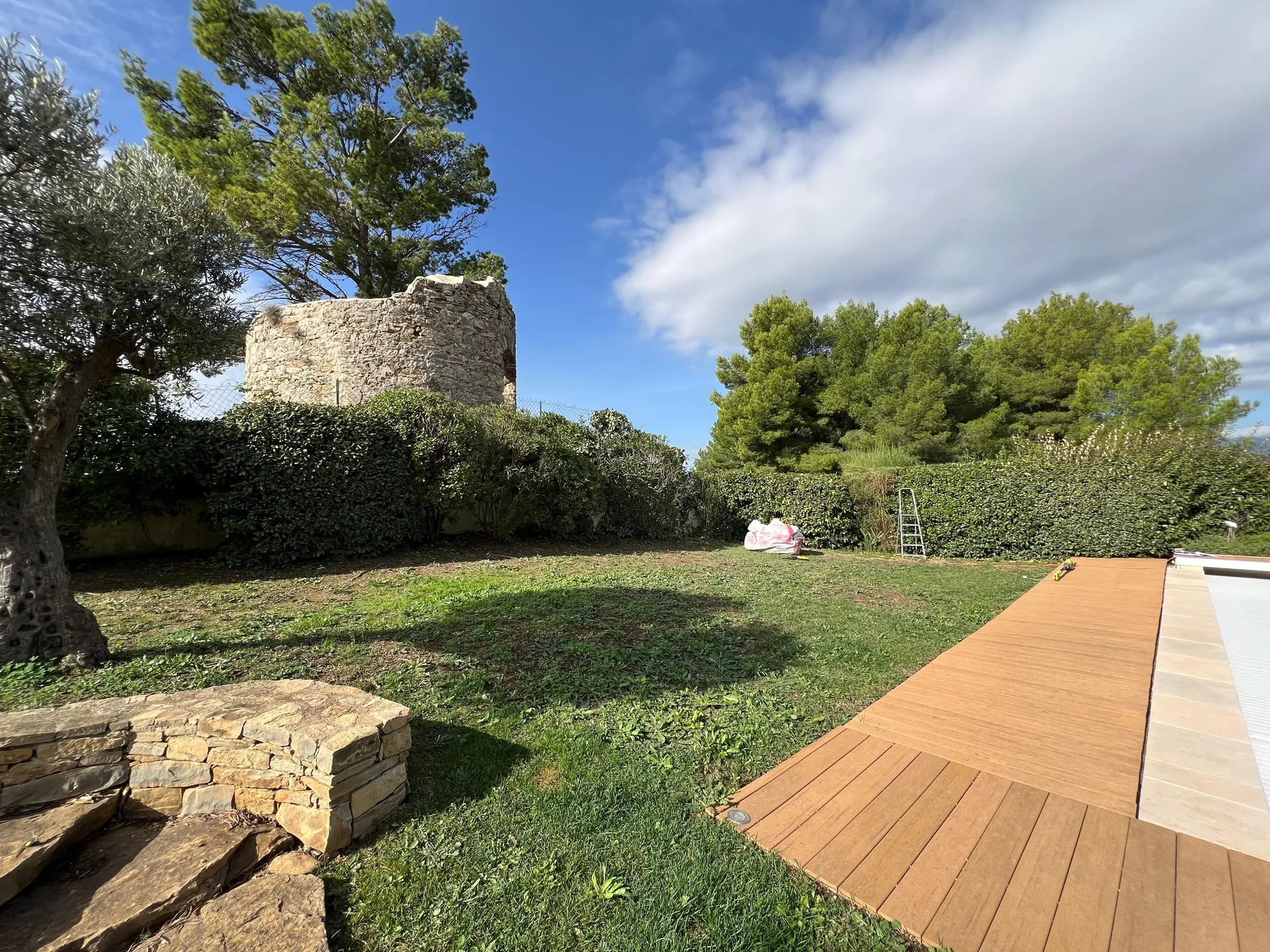 Aménagement paysager complet avec muret en pierres sèches et gazon de placage au Castellet