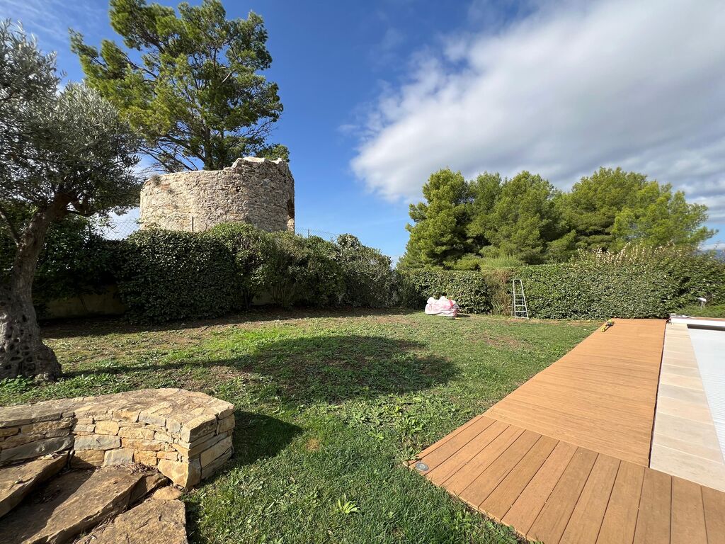 Aménagement paysager complet avec muret en pierres sèches et gazon de placage au Castellet