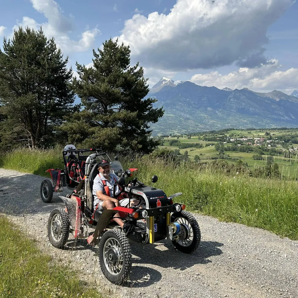 Denis fait un road trip avec ses amis grâce à quatre roues électrique 