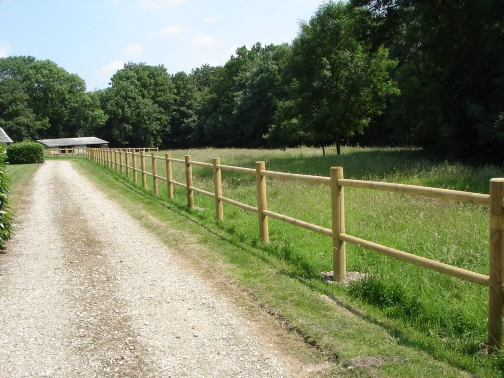 Pose de clôtures bois pour enclos à chevaux dans l'Eure 27