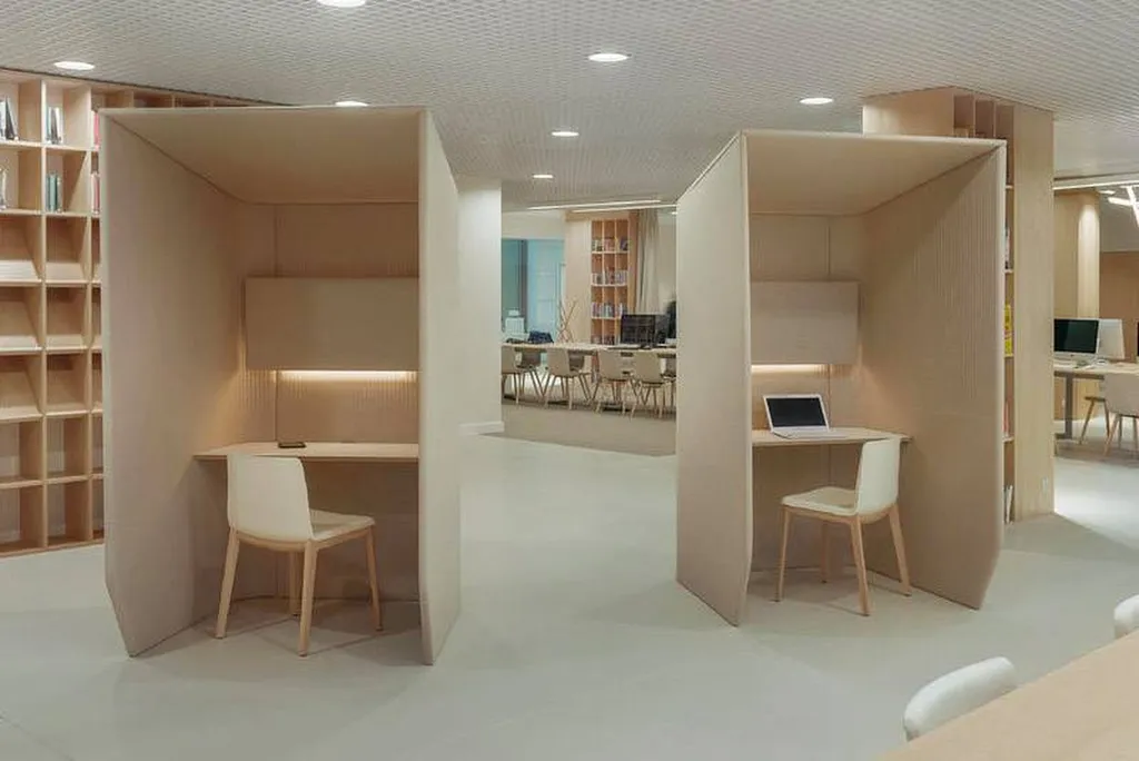 Cabine acoustique simple avec chaise ergonomique dans un espace ouvert à Paris