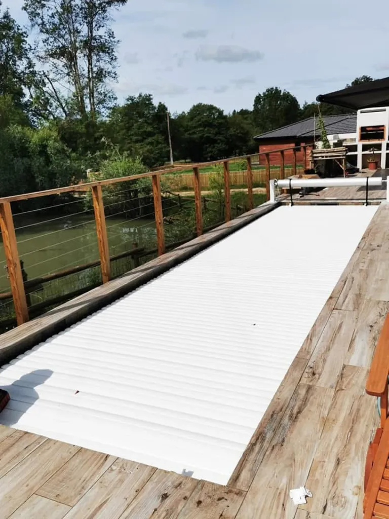 Pose d’un volet roulant de piscine à Pessac