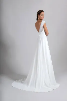Robe de créateur très élégante pour un mariage bohème référence Aloé à découvrir dans notre show room