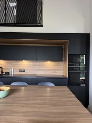 Cuisine italienne Armony haut de gamme avec façades X-Black Mat, systèmes d’ouverture premium et agencement ergonomique de précision professionnelle
