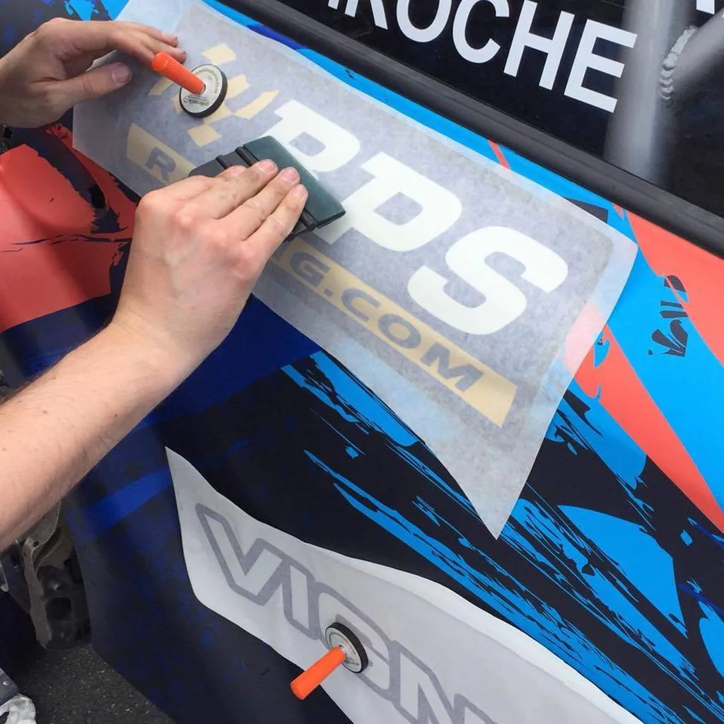 Pose covering sur mesure sur véhicule de compétition