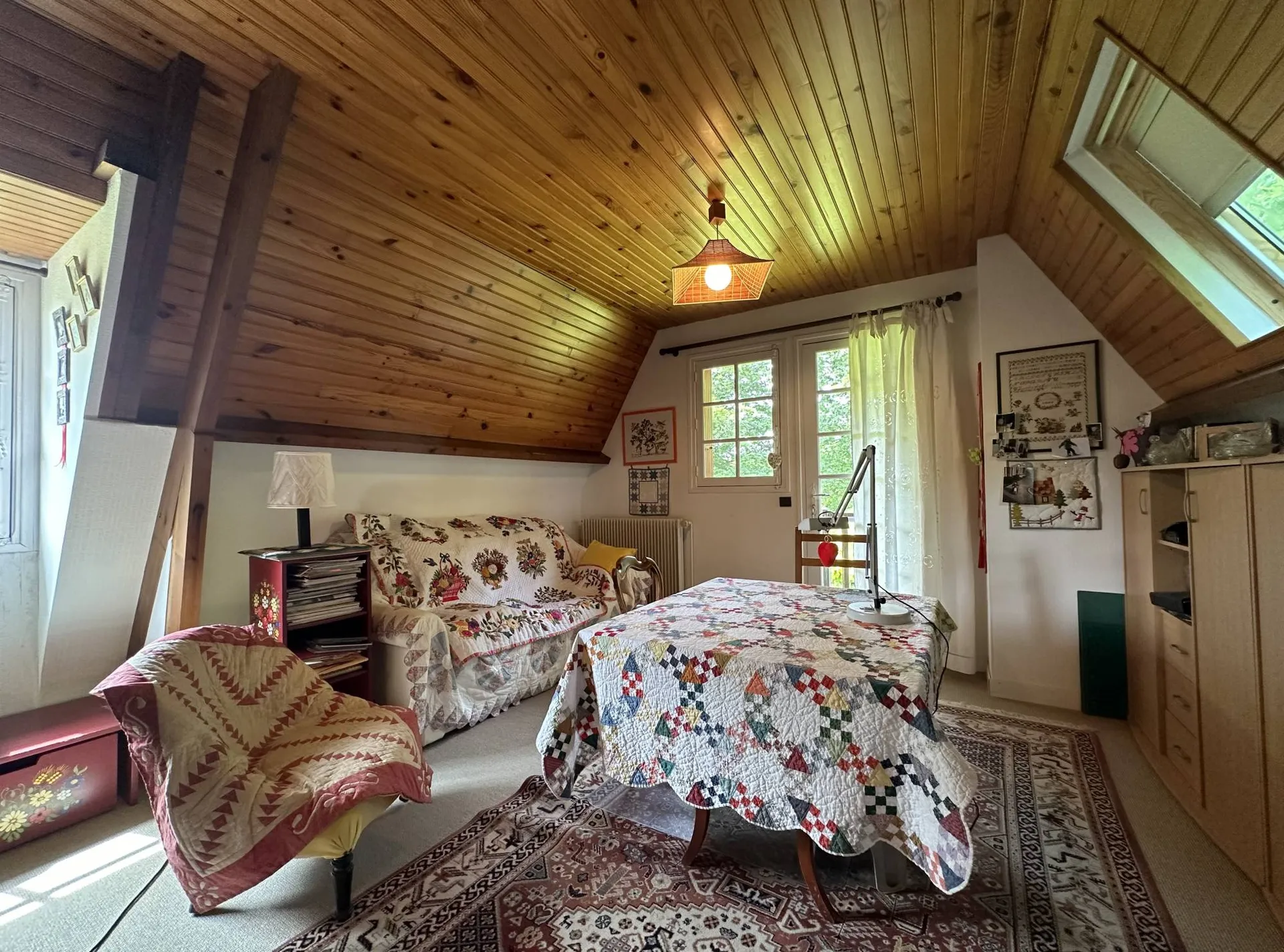 Vends maison a colombages avec 2 chambre – Polyvalente, pouvant servir de chambre principale, bureau ou salle de jeux.