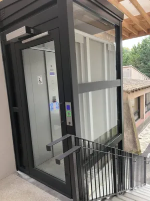 La cabine du VIMEC E10 élévateur vertical  installée au groupe scolaire de la gare à Saint-Cannat