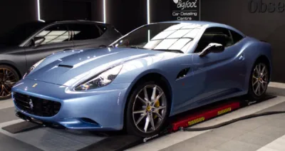 Ferrari California protégée avec un film PPF XPEL pour une finition éclatante et une protection optimale, réalisée par Gloss Obsession à Saint-Avé près de Vannes, pour les passionnés de Ploërmel, Pontivy et du Morbihan