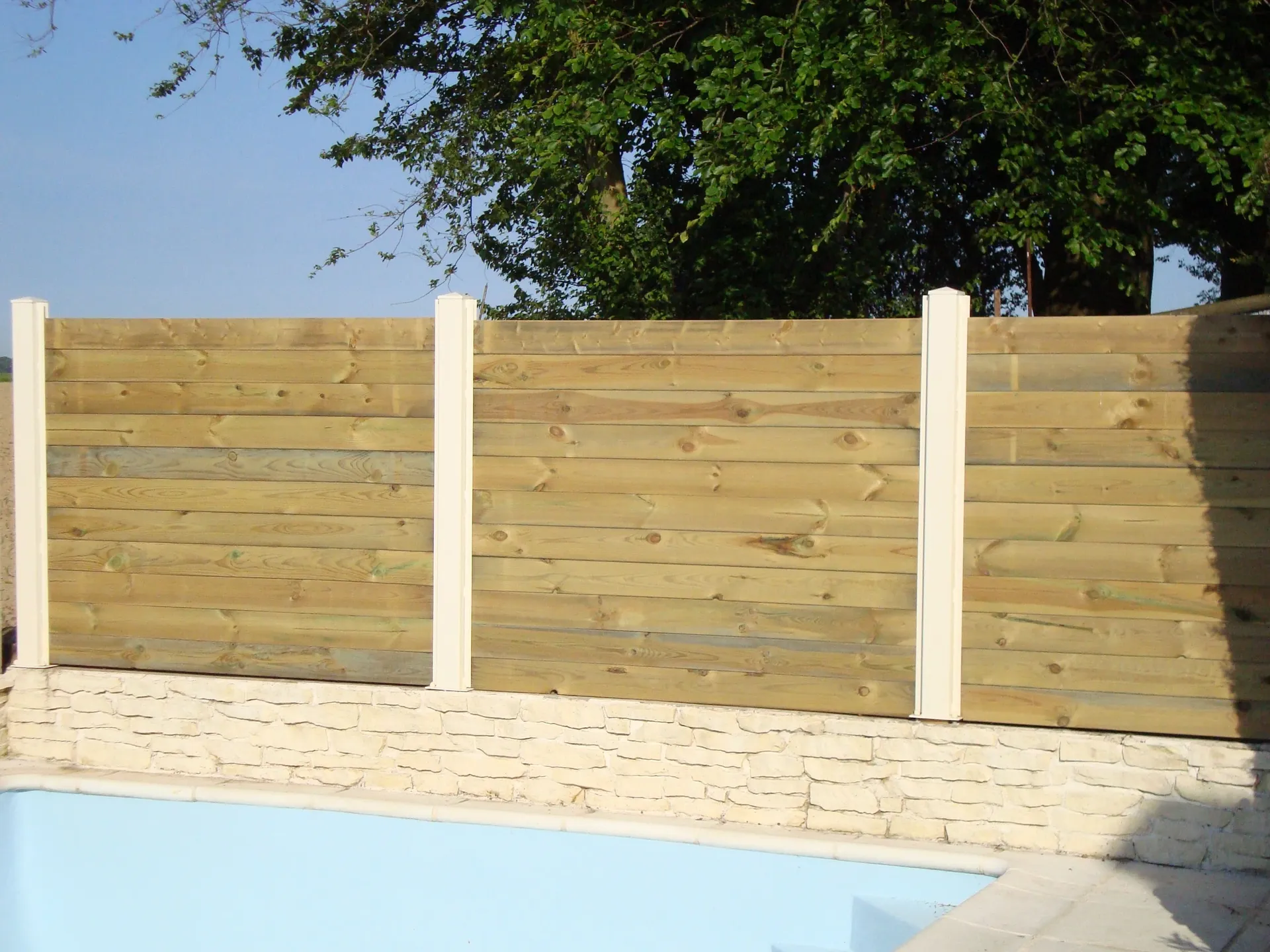 Installation de Clôtures occultantes en bois, Panneaux brise-vue et Claustras naturels à Cabourg dans le calvados 14 et ses Alentours