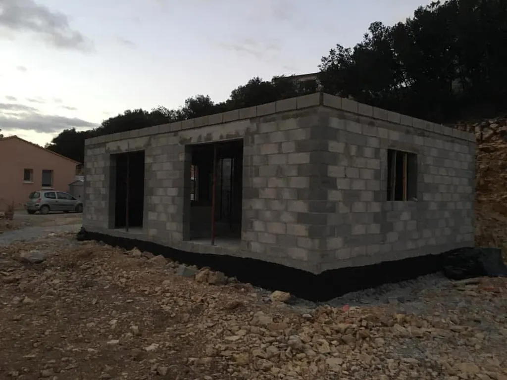 Construction de Garage à Aix-en-Provence : Fondations Solides et Savoir-Faire d'un Maçon Qualifié