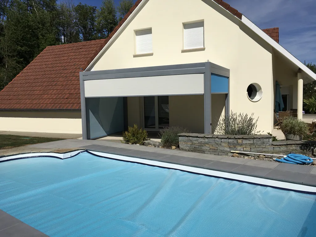 Pergola gris clair au bord de la piscine 