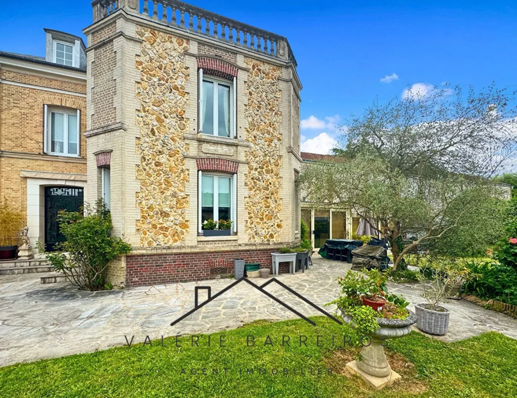 A saisir sur la commune de ST AUBIN LES ELBEUF 76410 maison de caractère de 224 m² édifiée sur 890 m²