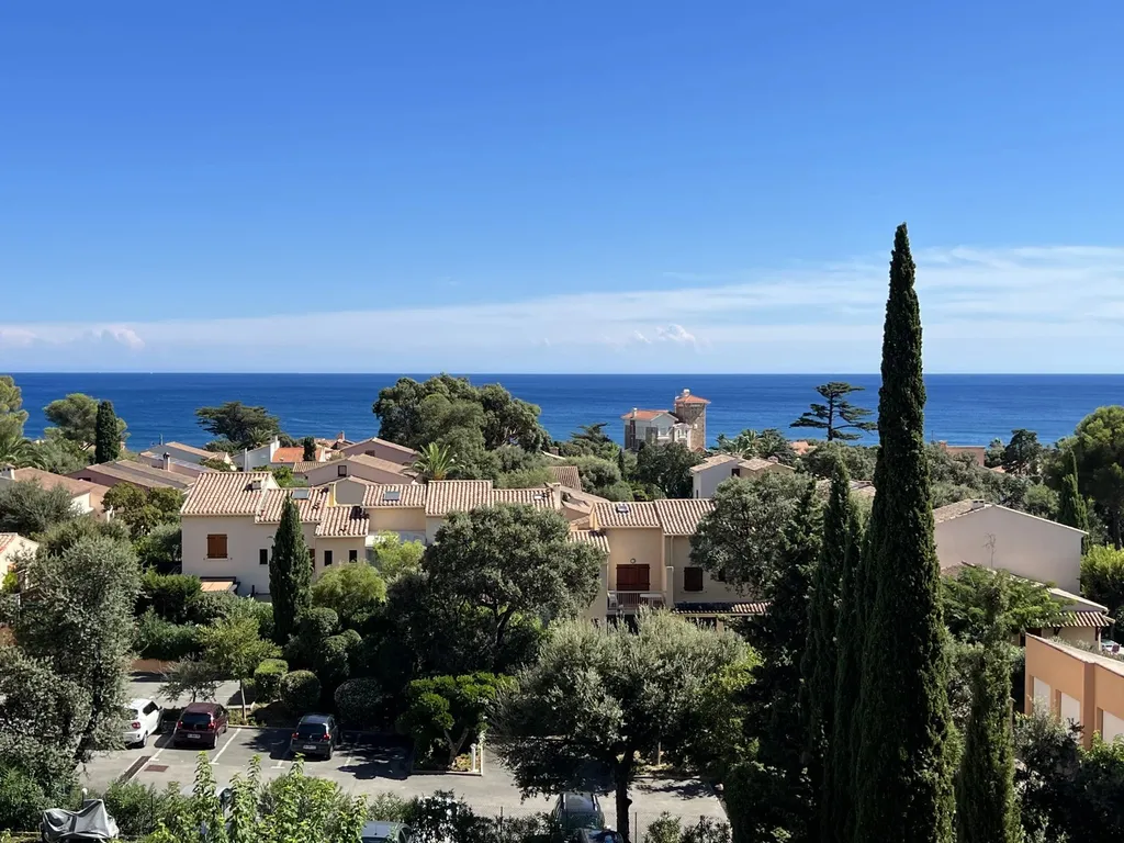 Appartement à vendre à Saint-Aygulf avec une vue panoramique mer en centre ville, un garage inclus