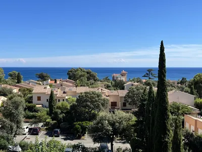 Appartement à vendre à Saint-Aygulf avec une vue panoramique mer en centre ville, un garage inclus