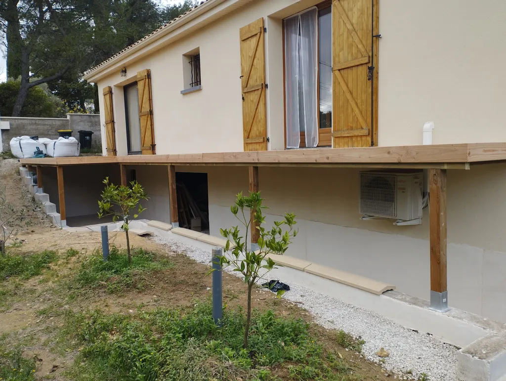 Terrasse en bois Douglas sur pilotis de 26 m² à Poussan – RC.Construction.Bois, artisan du Bassin de Thau