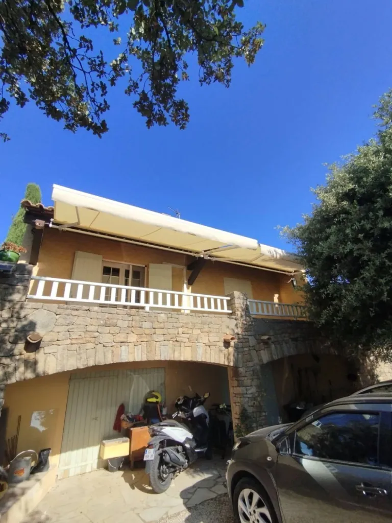 Pose d'une toile de store proche de Salon-de-Provence (13)