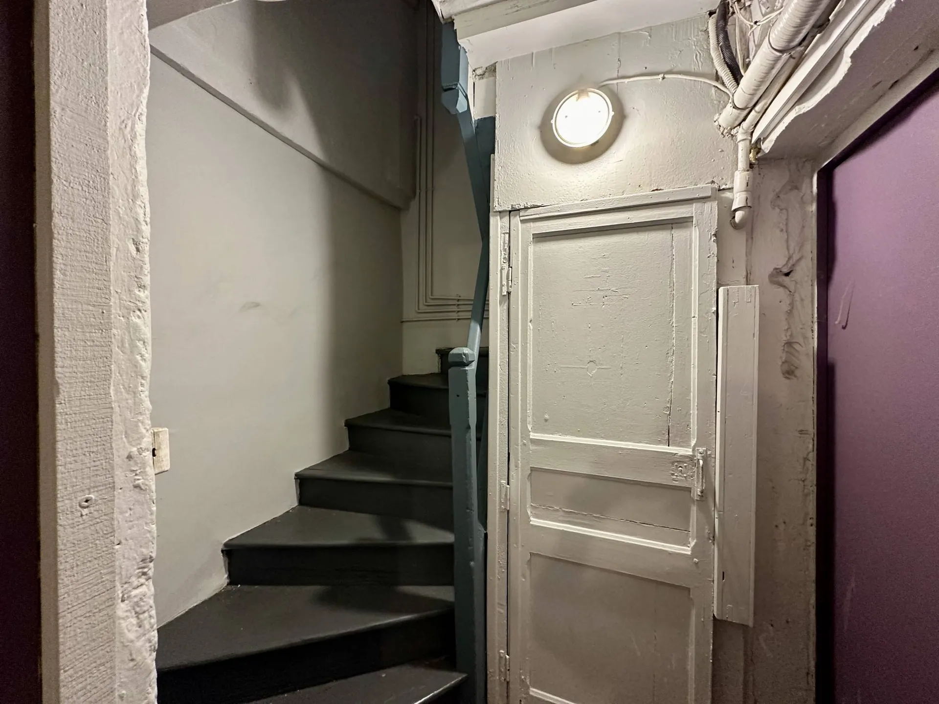 Vends studio avec entrée accueillante et conviviale de ce charmant appartement.