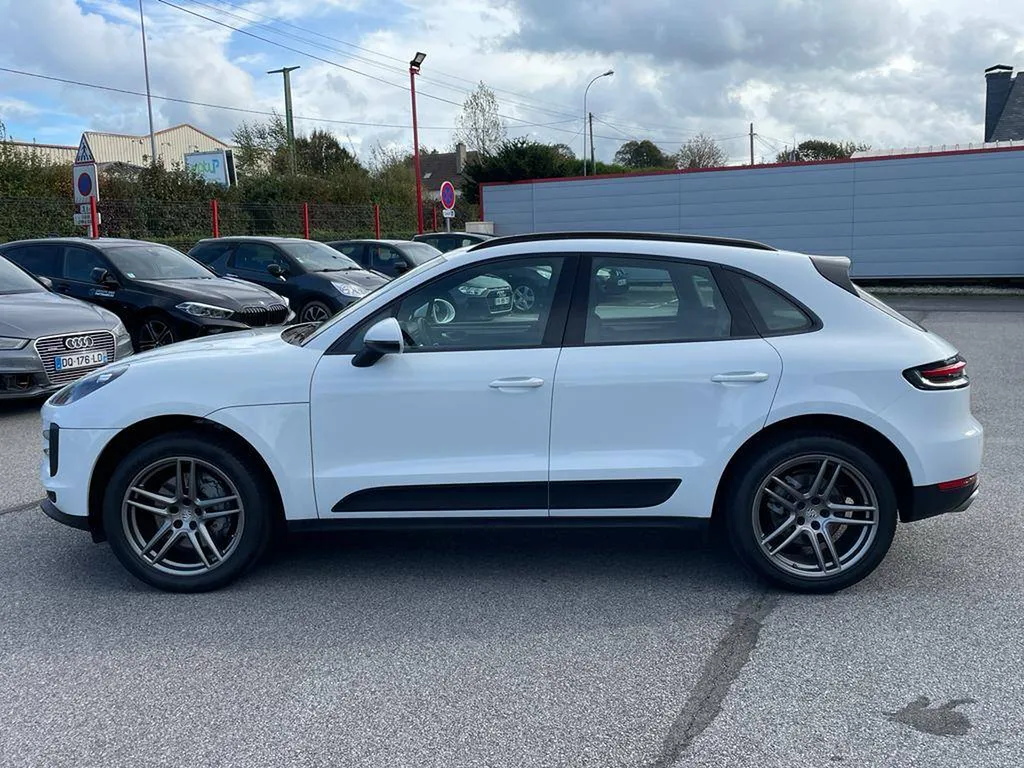 Silhouette élégante de la Porsche Macan à Deauville