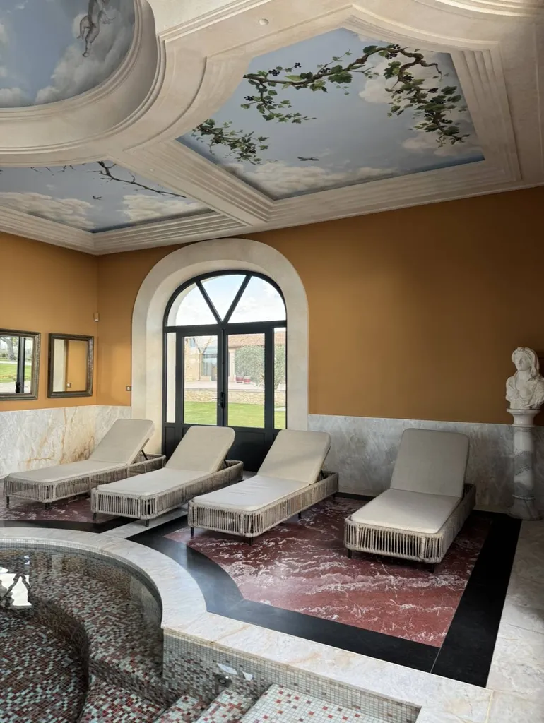 Spa en Marbre rouge Saint Pons et granit noir Zimbabwé au Domaine Mas de Rey à Arles