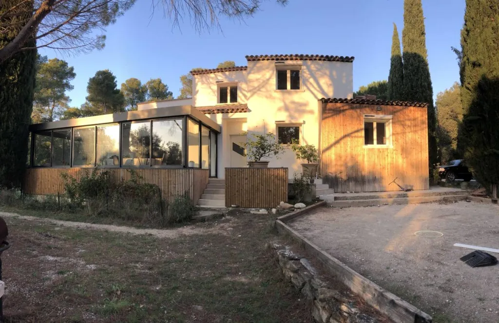 Fabrication et installation d'une véranda en aluminium de 44m² sur une terrasse existante, avec toiture isolante et puit de lumière à Pourrières