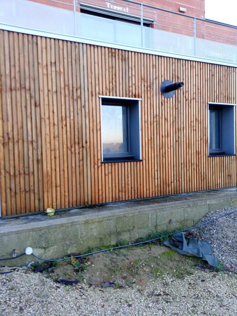 Construire une extension en bois avec toit plat et grandes ouvertures à Toulouse