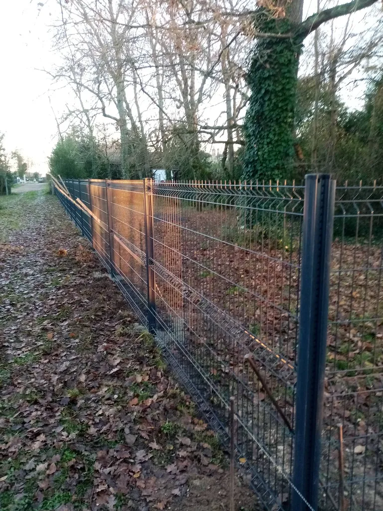 Fourniture et pose de clôture à Ambarès et Lagrave près de Bordeaux par l'équipe de Sud Ouest Environnement
