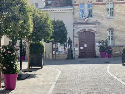 Vivre à Saint Germain en Laye place du marché en une minute depuis ce grand et beau studio dans une résidence avec gardien et ascenseur
