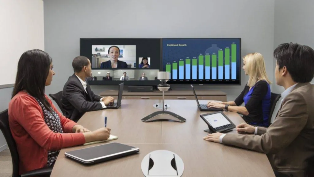 Le moniteur Poly Studio P21 Personal Meeting Display