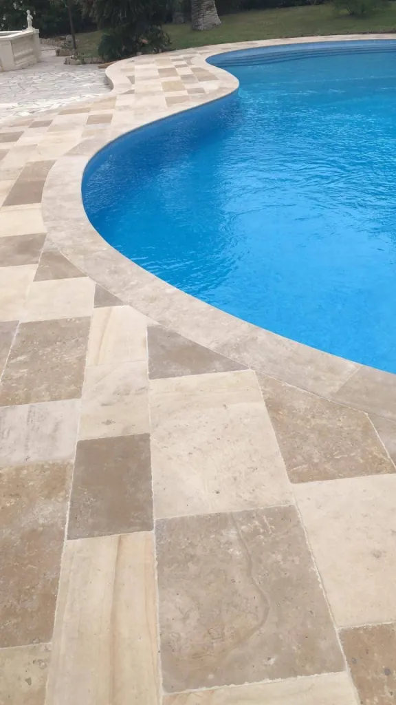 Pourquoi la Pierre de Dordogne convient pour dallage extérieur en terrasse et plage de piscine ?
