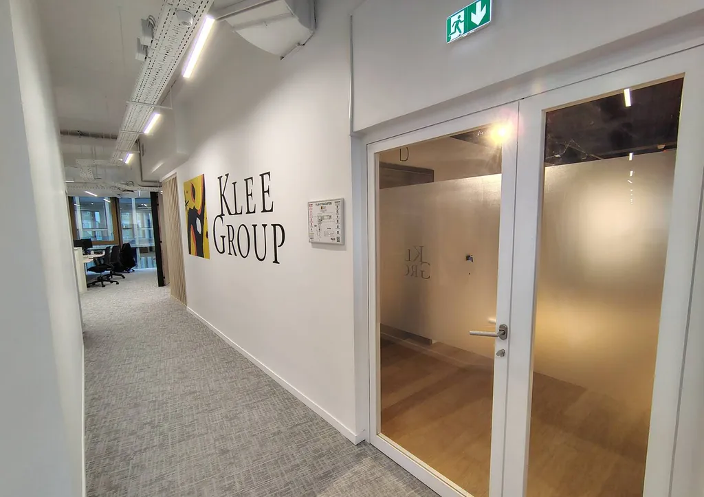 Pose d'une vitrophanie pour locaux de Klee Group à Boulogne Billancourt