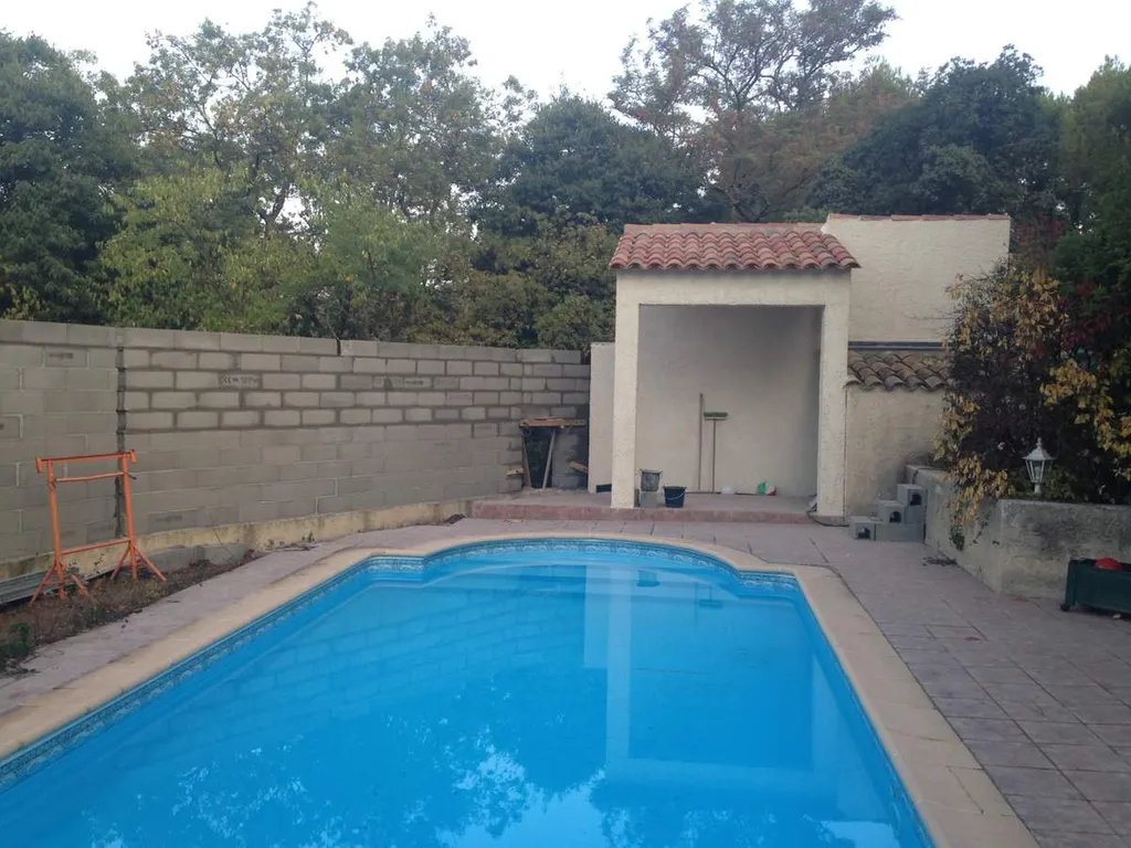 Construction d'un abri de jardin dans une villa à Salon de Pce