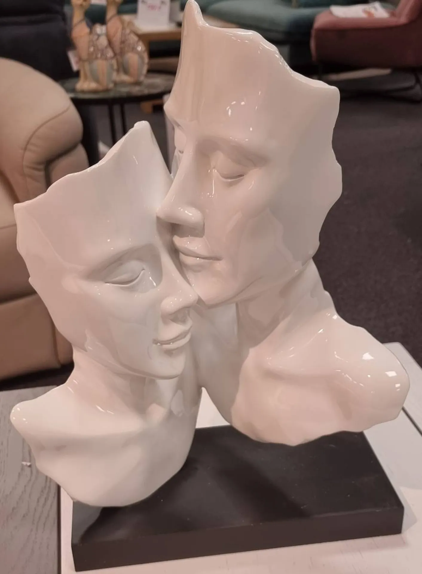 Vente de statue visages collés blancs.