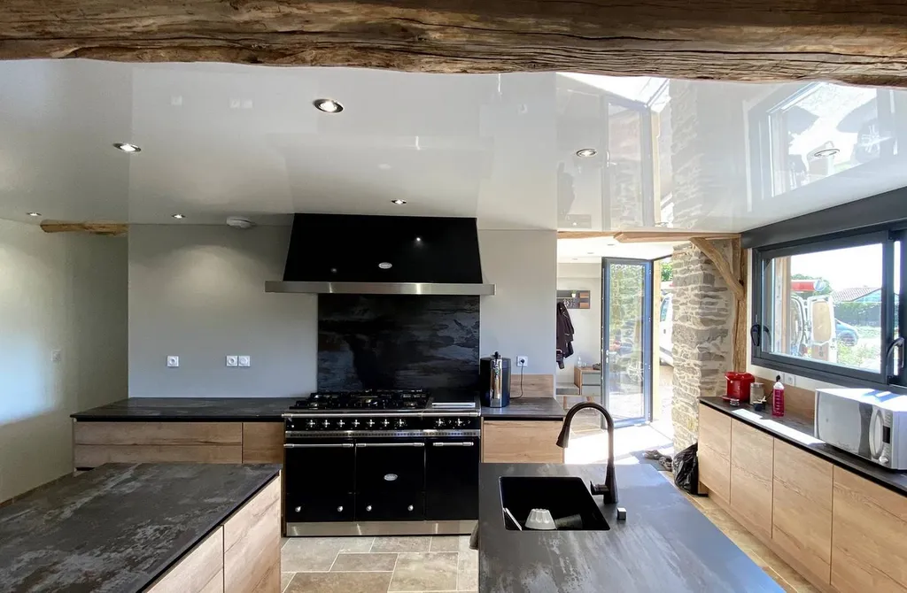 Cuisine : pose d'un plafond tendu laqué brillant à Montespan Haute-Garonne