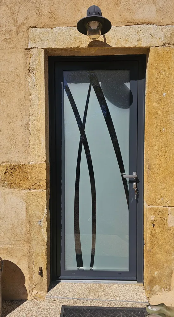 Installation d'une porte d'entrée alu bicolore extérieur gris, intérieur blanc à Charlieu dans la Loire