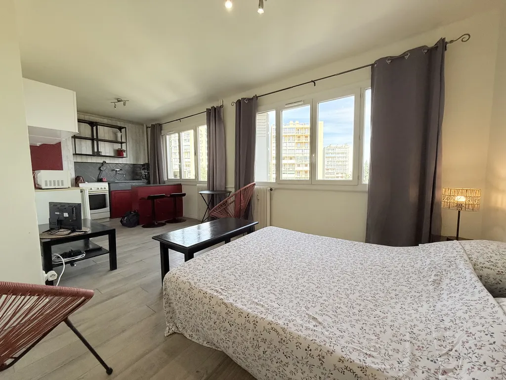 Studio rénové meublé avec vue dégagée et jardin arboré à Toulon Est proche La Valette du Var résidence sécurisée investissement locatif rentable