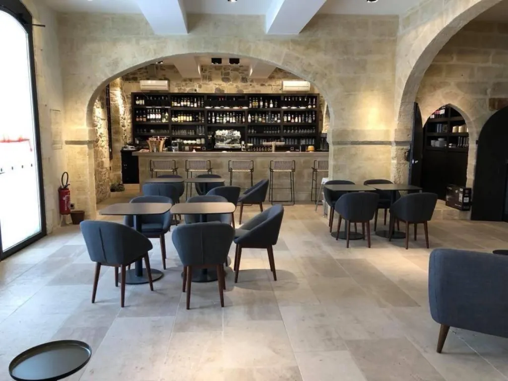 Pierre de Dordogne sol et mur intérieur et extérieur.