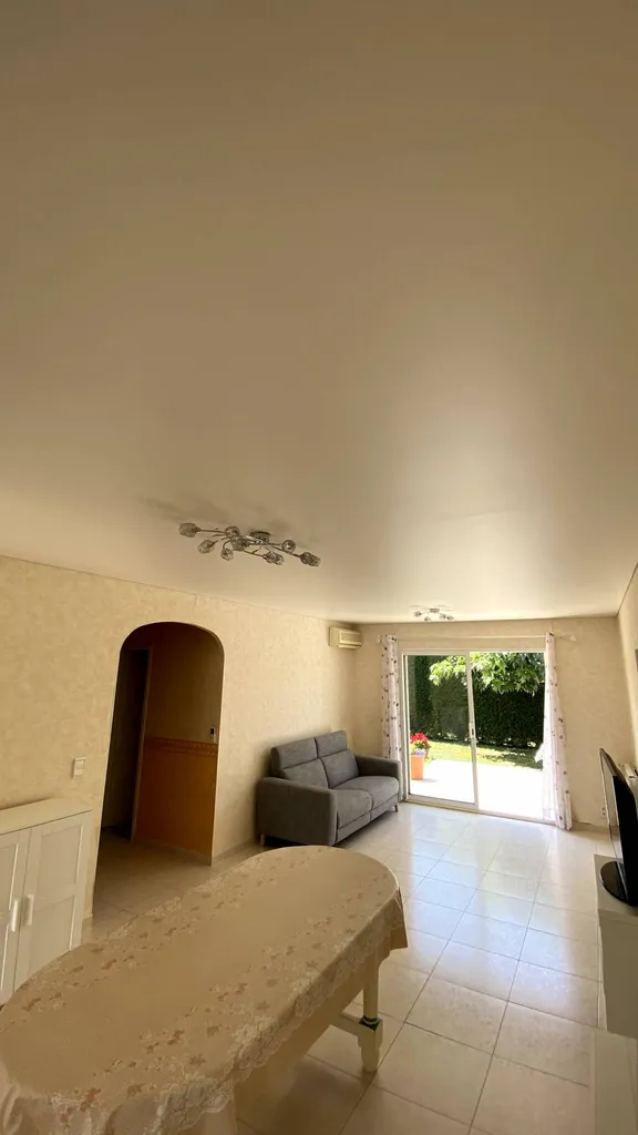 Cacher le lambris bois ou PVC par un plafond tendu dans un salon - Revel  Plafonds Tendus Occitans Revel