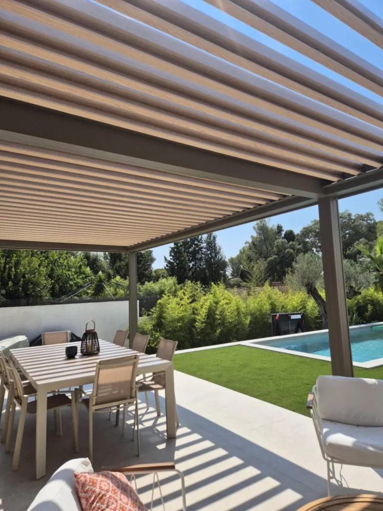 Pergola Camargue avec store latéral Fixscreen intégré près d’Aix-en-Provence