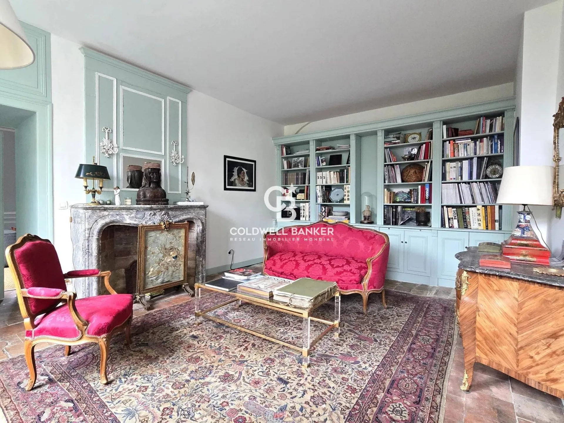 À la recherche d’un bien d’exception ? Cette propriété est idéale pour acheter une maison familiale avec cachet, proche des commodités et des transports.