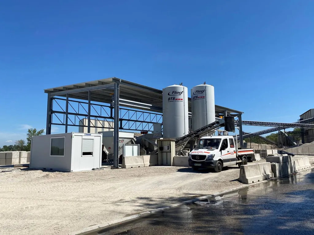 Client en cours de chargement à la Centrale à Béton Sec