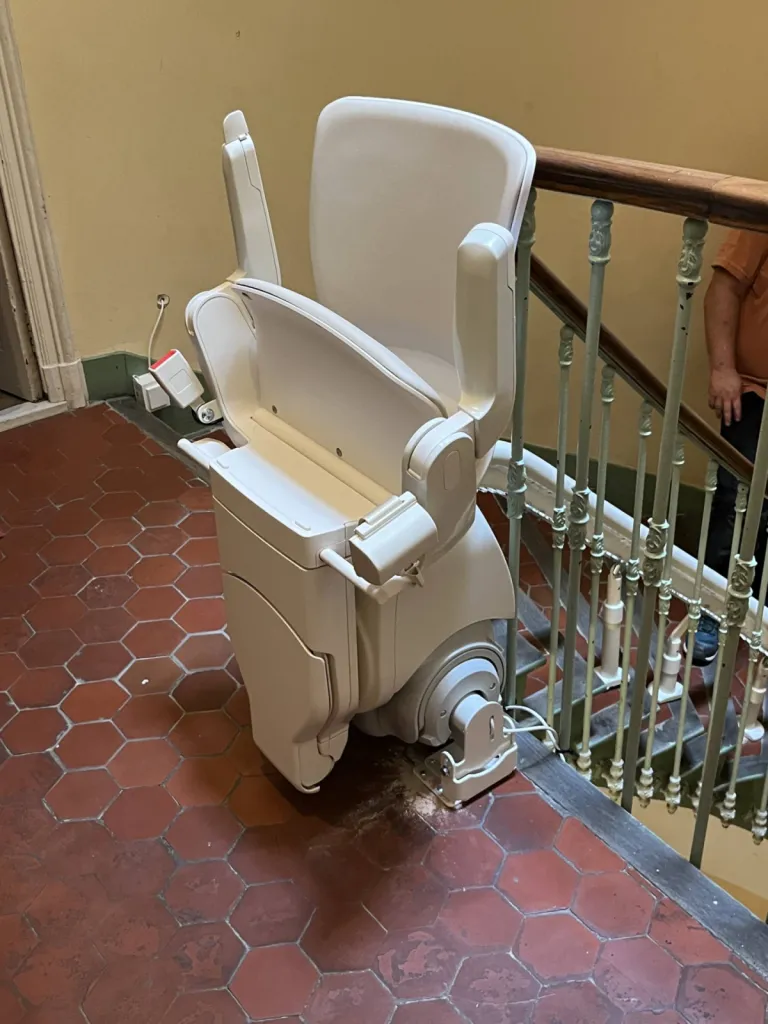 Une fois repliée, encombrement minimum pour ce fauteuil monte escalier OTOLIFT Modul'Air smart dans cette copropriété sur 2 étages à Marseille