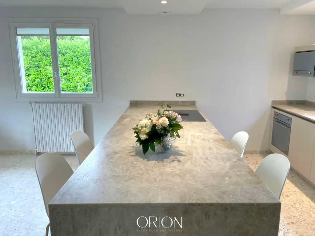 Cuisine avec plan de travail en Silestone à Castelmaurou en Haute Garonne