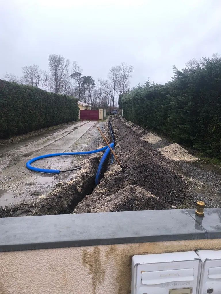 Création d'une tranchée pour remplacement alimentation d'eau sur Léognan 