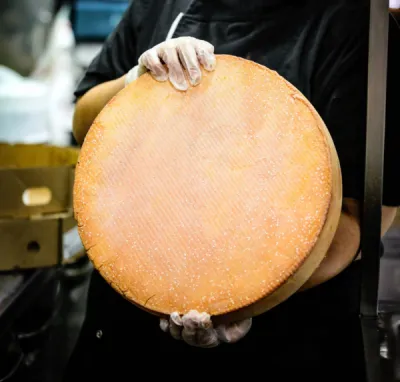 Fournisseur de raclette bio en tranches et en meule pour fromagers Paris